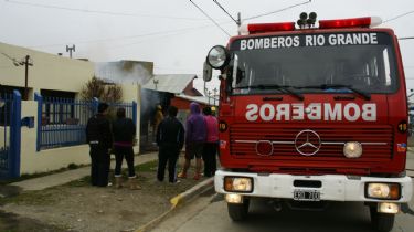 Incendio de magnitud se desató en dos viviendas de Río Grande