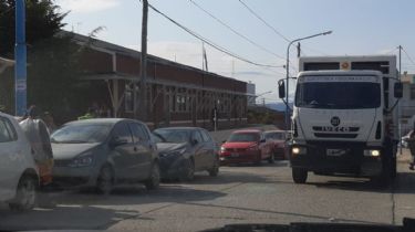 Camión recolector chocó a dos Volkswagen estacionados en Ushuaia