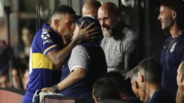 El beso de la suerte de Tevez y Maradona antes del partido en el que Boca ganó la Superliga