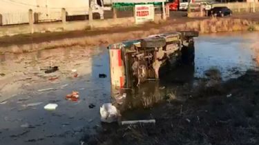 Una pick-up volcó en Río Grande y quedó semisumergida en un zanjón
