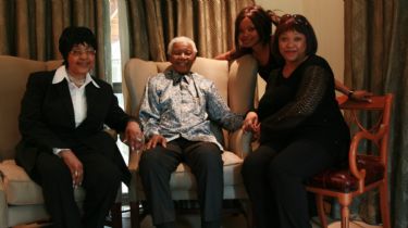 Murió Zindzi, la hija menor de Nelson Mandela y embajadora de Sudáfrica en Dinamarca, a los 59 años