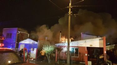 Incendio de gran magnitud se desató en al menos 6 viviendas de Río Grande