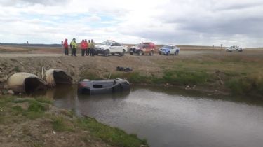 Un auto quedó semisurmergido tras volcar a 30 kilómetros de Tolhuin