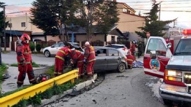 Tras violento choque en Ushuaia un conductor fue trasladado con traumatismo de tórax