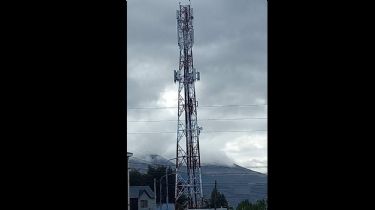 Bajaron en Ushuaia al hombre que se subió a una torre de 50 metros
