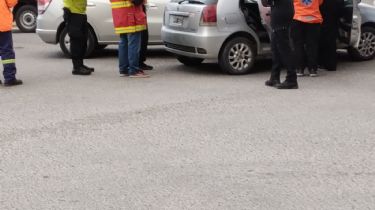 Trasladaron a una persona en ambulancia en Ushuaia tras colisionar dos vehículos