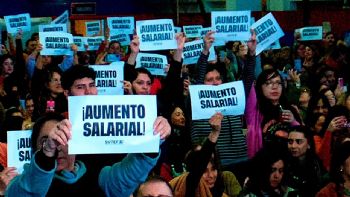 El SUTEF rechazó el pago del bono a docentes en 4 cuotas