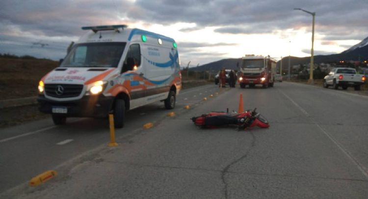 Joven motociclista terminó con doble fractura tras accidentarse en Ushuaia